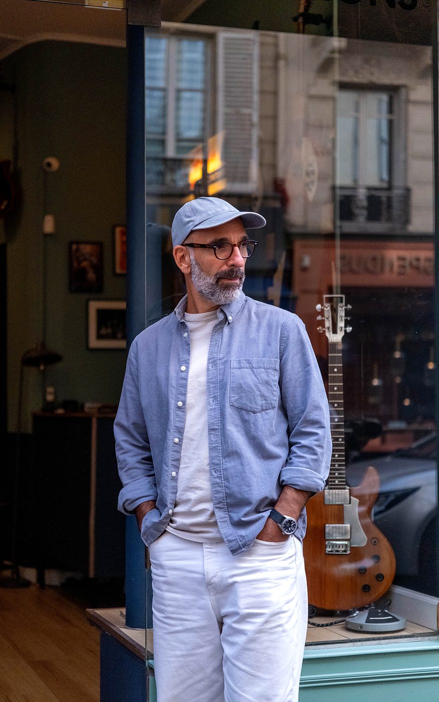 Julien devant la boutique