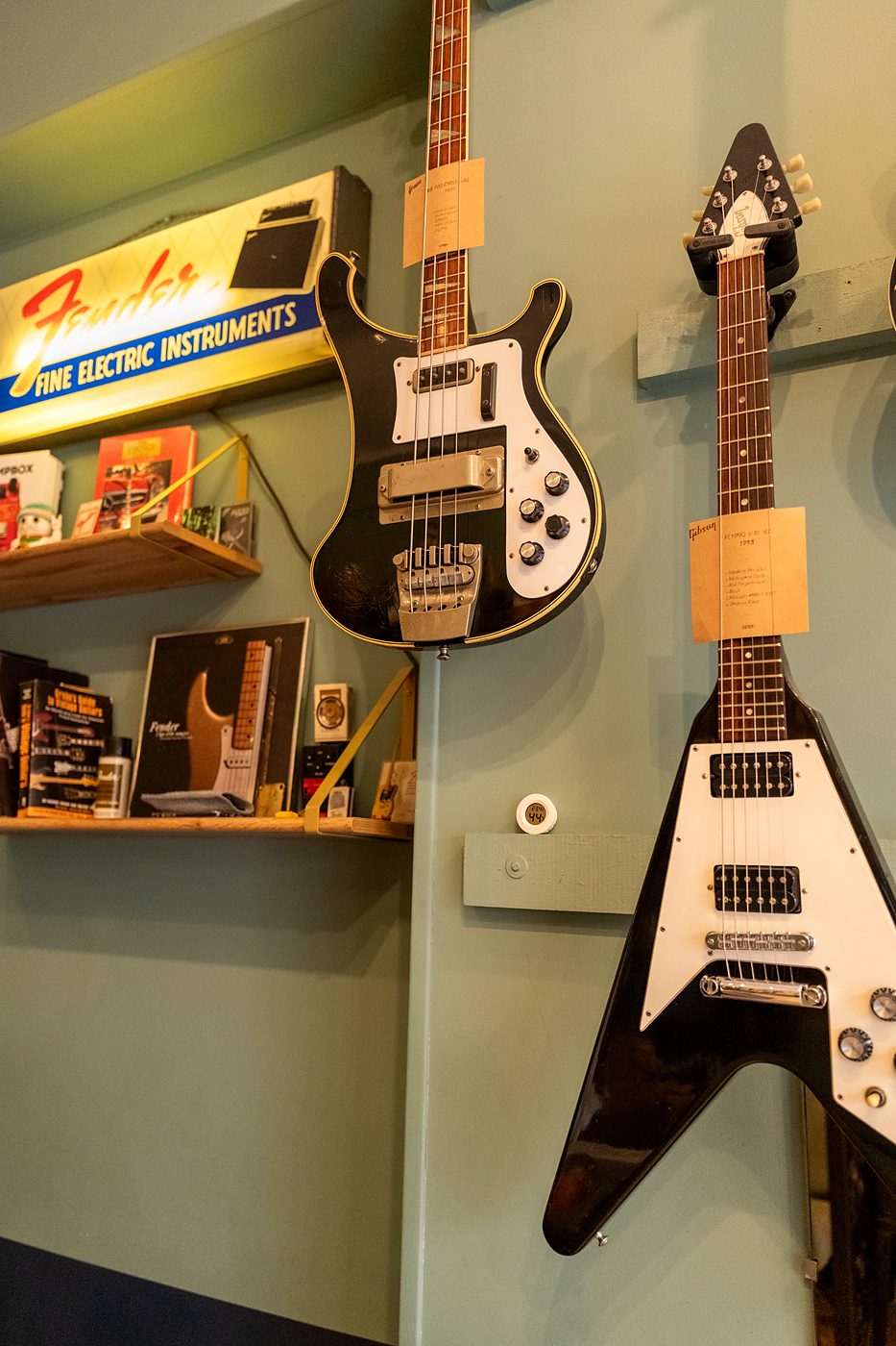 Le mur d'enseignes et de basses de Woodstore
